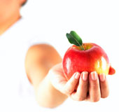 Man sieht eine Hand, die einen Apfel h�lt.