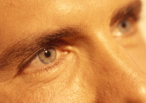 Das Bild zeigt die Augen eines Manns. 