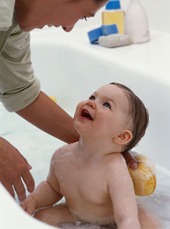 Ein Baby wird gebadet.