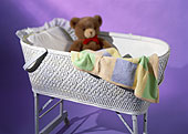 Das Bild zeigt ein Babybett.