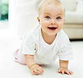 Man sieht ein krabbelndes Baby.