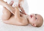 Babymassage am Bauch.