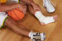 Das Bild zeigt einen Basketballer mit einer Fu�verletzung. 
