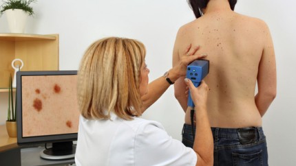 Die Maske für das Haar mit dem blauen Ton für die Größe
