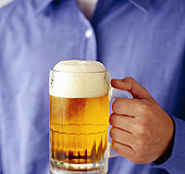 Dieses Bild zeigt eine Hand, die eine Flasche Bier h�lt.