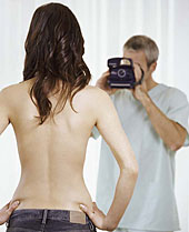 Arzt fotografiert Br�ste einer Frau