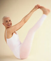 �ltere Dame macht Gymnastik