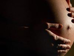 Man sieht einen Babybauch.