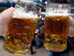 Das Bild zeigt zwei Biergl�ser.