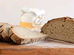 Man sieht einen aufegschnittenen Laib Brot.