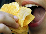 Man sieht jemanden der gerade Chips essen will.