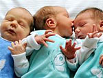Man sieht drei Babys.