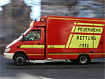 Man sieht einen Rettungswagen.