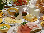 Das Bild zeigt einen gedeckten Tisch mit Frühstück.
