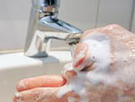 Das Bild zeigt H�nde unter dem Wasserhahn.