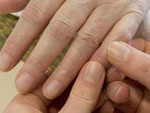 Jemand h�lt einer Person die Hand.