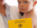 Ein kleines Kind h�lt einen Impfpass.