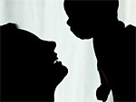 Man sieht eine Frau, die ein Baby in die Luft hebt.