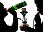 Das Bild zeigt Jugendliche beim trinken und rauchen. 