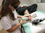Ein Tattoo wird mittels Laserbehandlung entfernt.