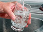 Jemand f�llt ein Glas unter dem Wasserhahn. 