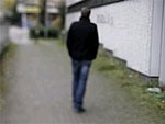 Ein Mann l�uft durch eine Stra�e.