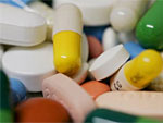 Man sieht viele bunte Tabletten und Pillen.
