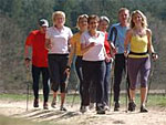 Eine Gruppe vom Menschen beim Nordic Walking.