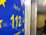 Man sieht die Nummer 112 auf einer Europafahne.
