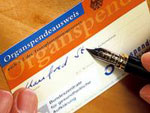 Mann f�llt Organspendeausweis aus