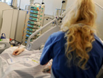 Das Bild zeigt eine Patienten, die im Krankenhaus liegt.