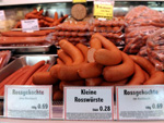 Das Bild zeigt Pferdew�rste beim Metzger. 