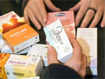 Mehrere Verh�tungsmittel sind zu sehen, unter anderem Pille und Kondome.