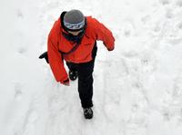 Das Bild zeigt eine Frau im Schnee.