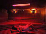 Eine Frau liegt in der Sauna.