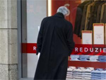 Das Bild zeigt einen Mann, der ein Schaufenster betrachtet