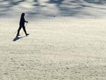 Eine Person geht  mit St�cken im Schnee spazieren. 