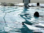 Das Bild zeigt eine Person im Schwimmbad.