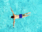 Das Bild zeigt einen Mann im Schwimmbad.