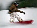 Man sieht einen Snowboard-Fahrer.