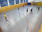 Das Bild zeigt eine Sporthalle.