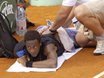 Das Bild zeigt den Tennisprofi Gael Monfils, der von einem Therapeuten massiert wird. 