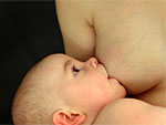 Ein Baby wird gestillt.