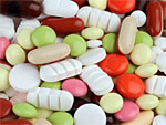 Man sieht viele verschiedene Tabletten und Pillen.