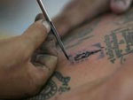 Man sieht ein Tattoo. 
