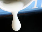 Das Bild zeigt Joghurt, der aus einem Gef�� flie�t. 