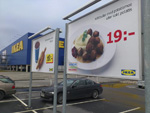 Das Bild zeigt ein IKEA-Plakat mit K�tbullar. 