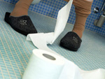 Das Bild zeigt eine Person, die auf der Toilette sitzt. 