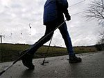 Man sieht jemandem beim Nordic Walking.