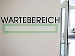 Man sieht den Wartebereich einer Arztpraxis.